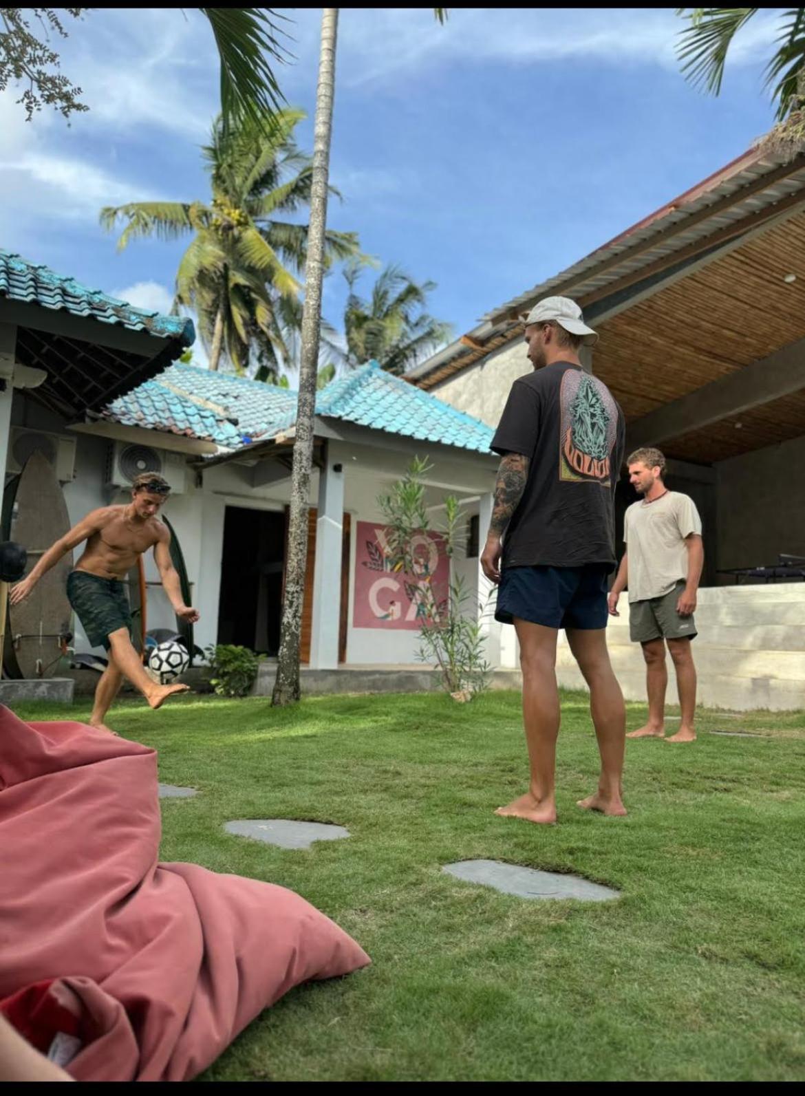 Waiwas Hostel Kuta  Ngoại thất bức ảnh